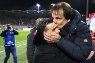 Le president du FC Sion Christian Constantin, droite, embrasse l'entraineur du FC Sion Didier Tholot, gauche, a la fin de la rencontre des quarts de finale de la Coupe de Suisse de football entre FC Sion et BSC Young Boys le jeudi 29 fevrier 2024 au stade de Tourbillon a Sion. (KEYSTONE/Laurent Gillieron)